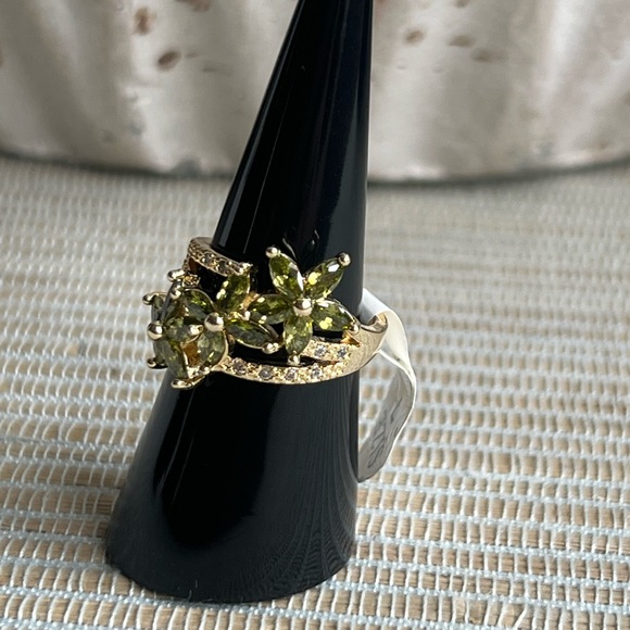 Elegant Floral Gold Ring with Green Accents -size 7 - Picture 2 of 3